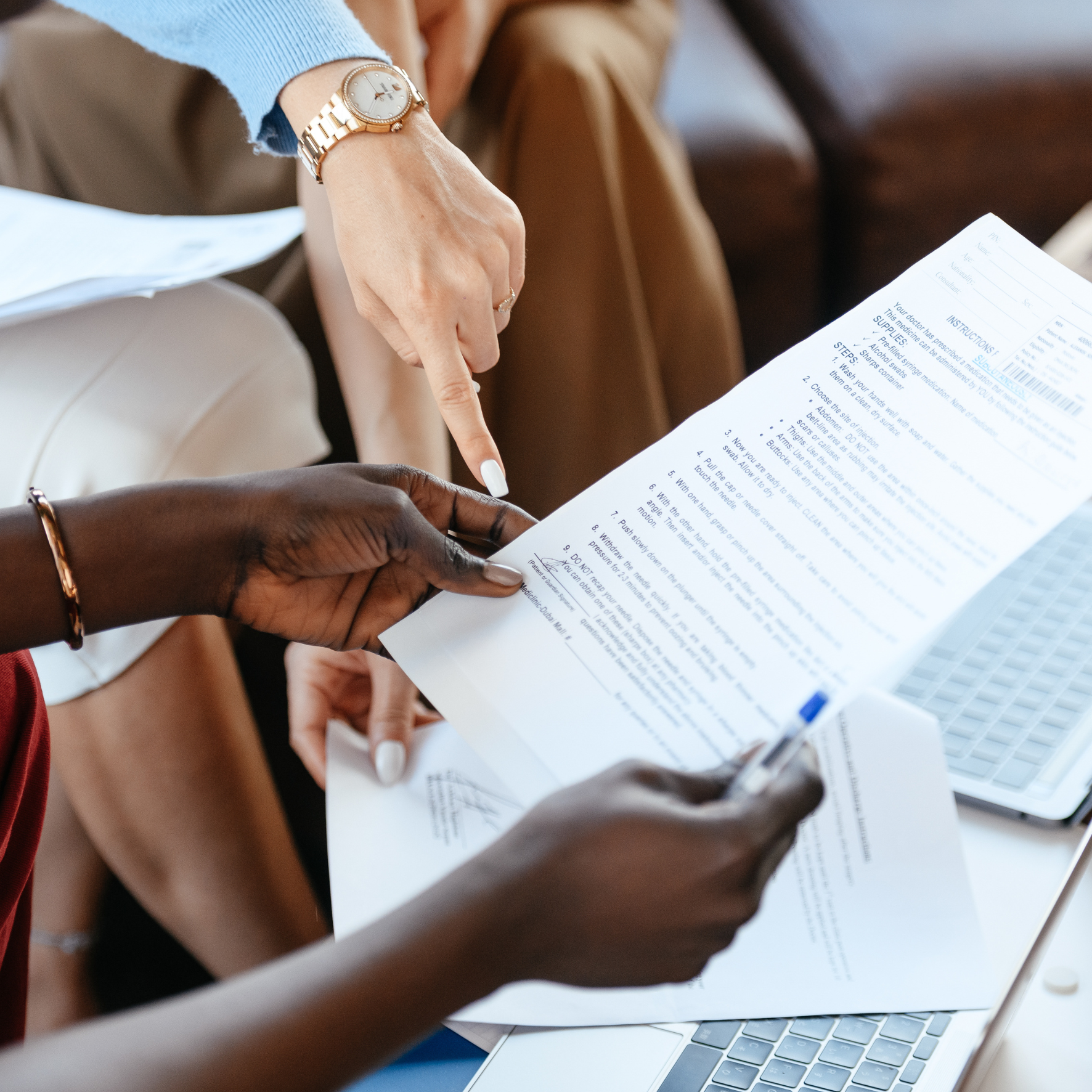 Discussion autour d’un dossier d’appel d’offre public, préparation des documents administratifs.