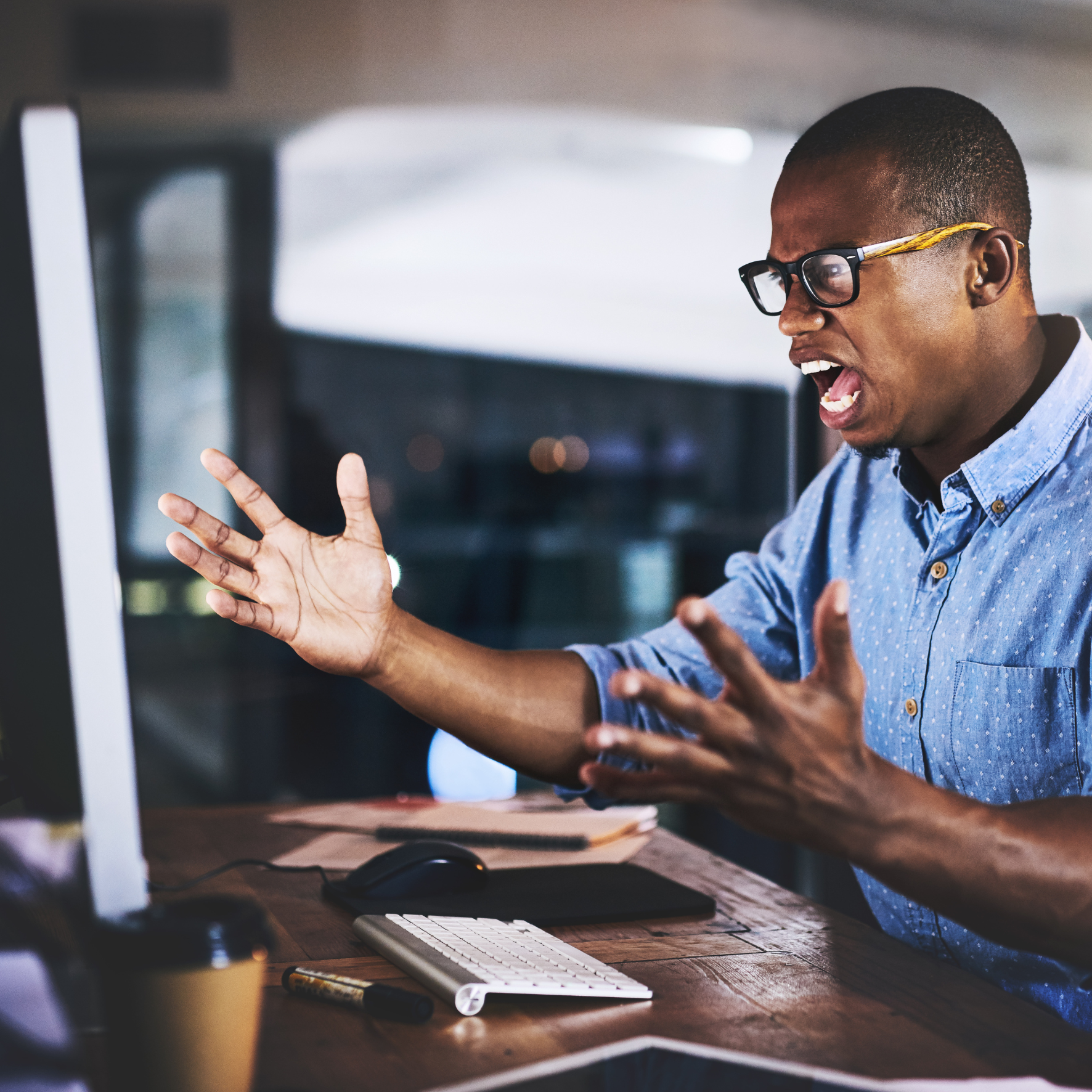 Un professionnel frustré face à son ordinateur, symbolisant les erreurs courantes dans les réponses aux appels d’offres publics.